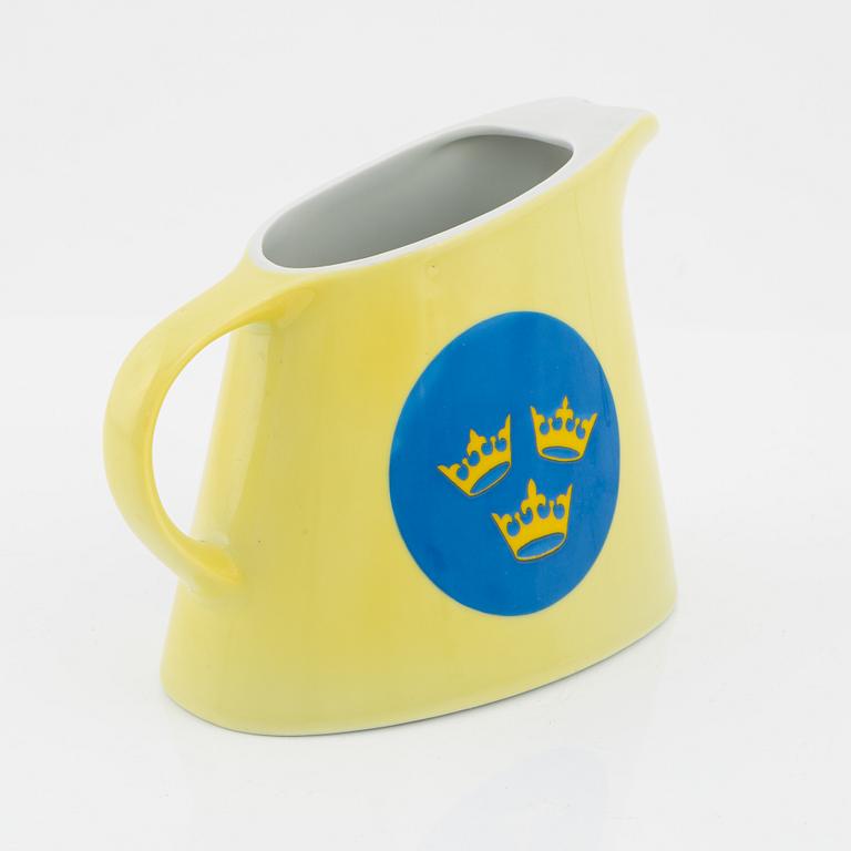 A porcleain ice water jug, "Svenska Amerika Linien", mid 20th century.