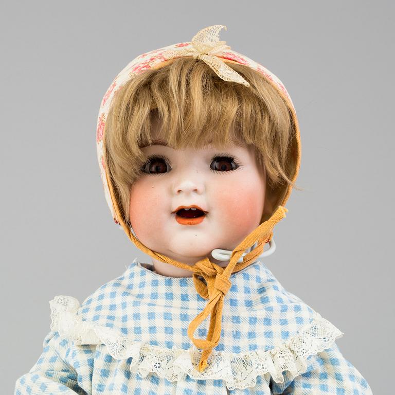 a porcelain doll by Simon & Halbig/Kämmer & Reinhardt ca 1914.