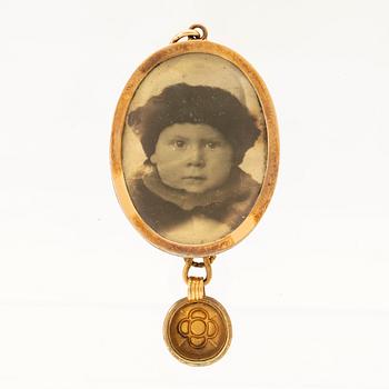 Pendant photo locket in 8K gold and silver.