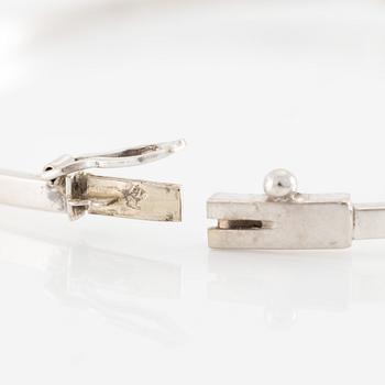 Bangle, 18K white gold with brilliant-cut diamond.
