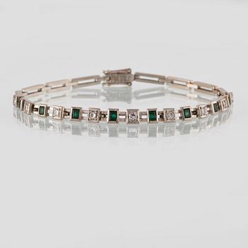 ARMLÄNK, 18K vitguld med 9 briljantslipadediamanter samt 8 smaragder, Georg Perenyi Lawepe, Stockholm, 1961. Vikt 13,1 g.