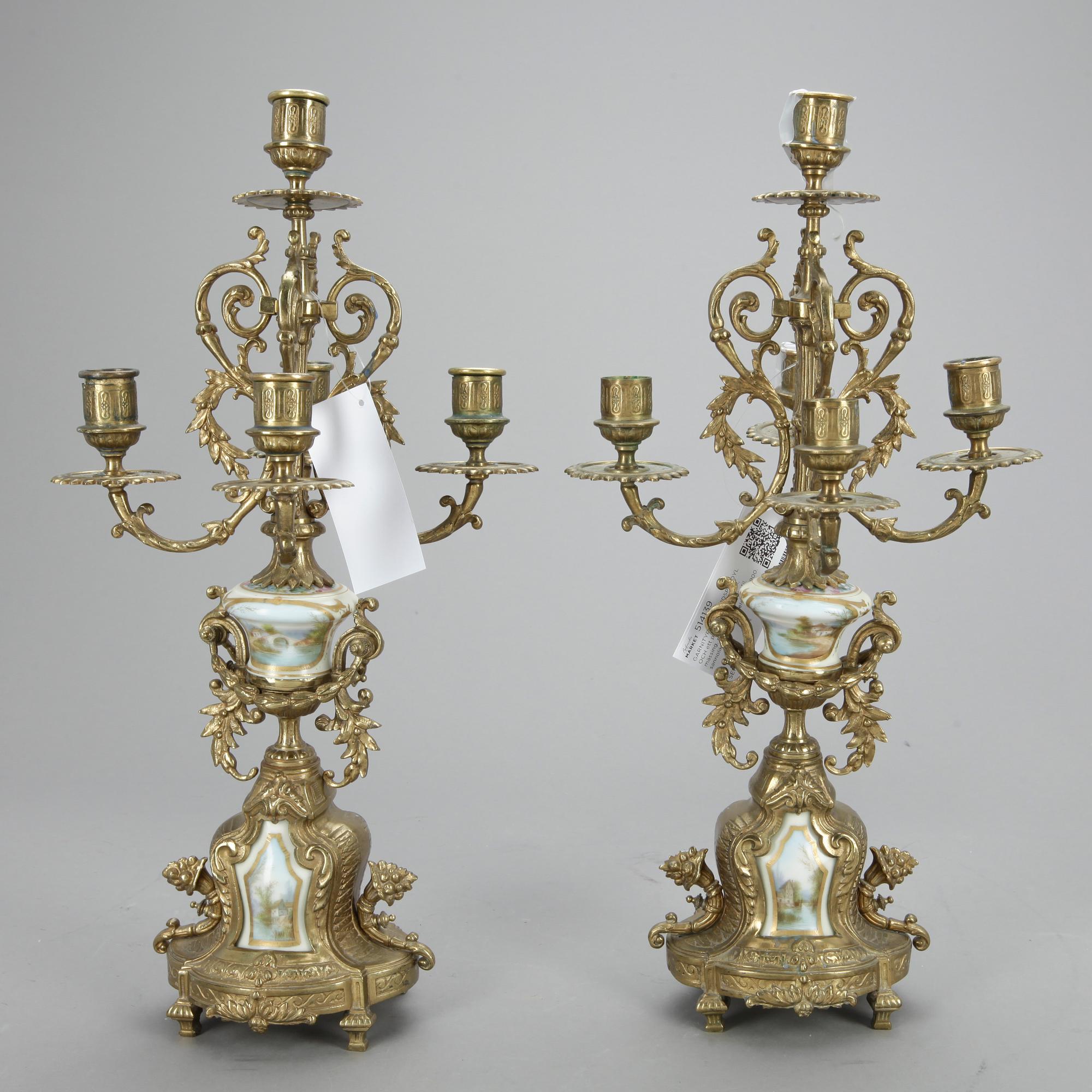 GARNITYR MED BORDSPENDYL OCH ett par KANDELABRAR, mässing, porslin, Louis XVI-stil, sannolikt omkring sekelskiftet 1900.