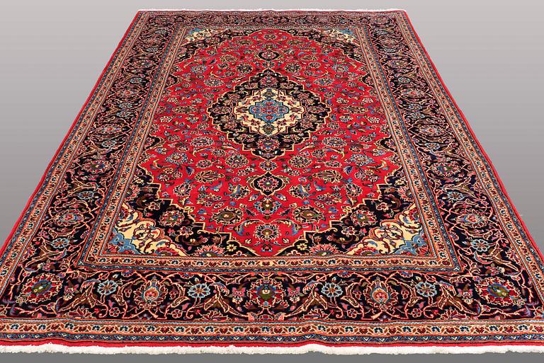 A carpet, Kashan, ca 298 x 198 cm.