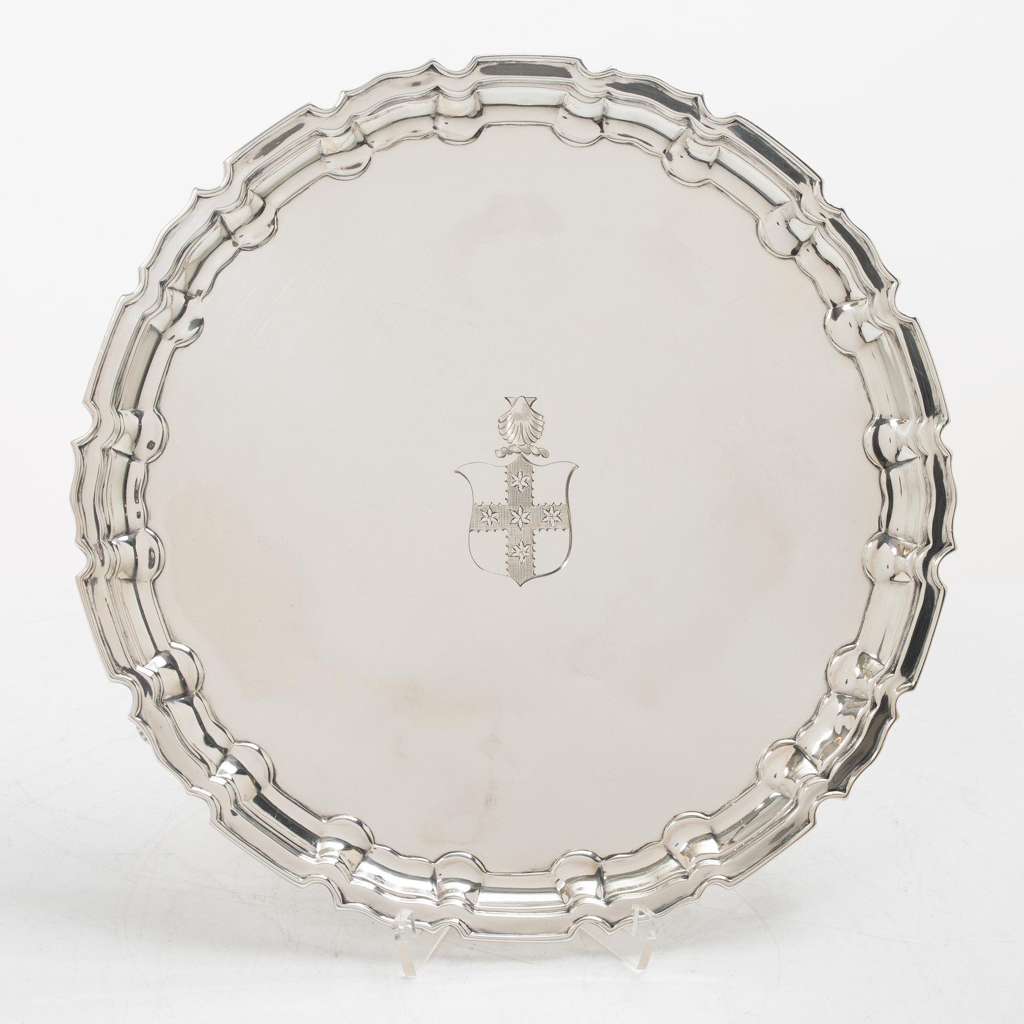 William Hutton & Sons, bricka/salver, silver, rokokostil, London 1901.