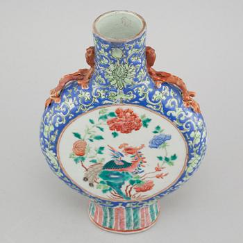 A porcelain moon flask from China, 19th century.