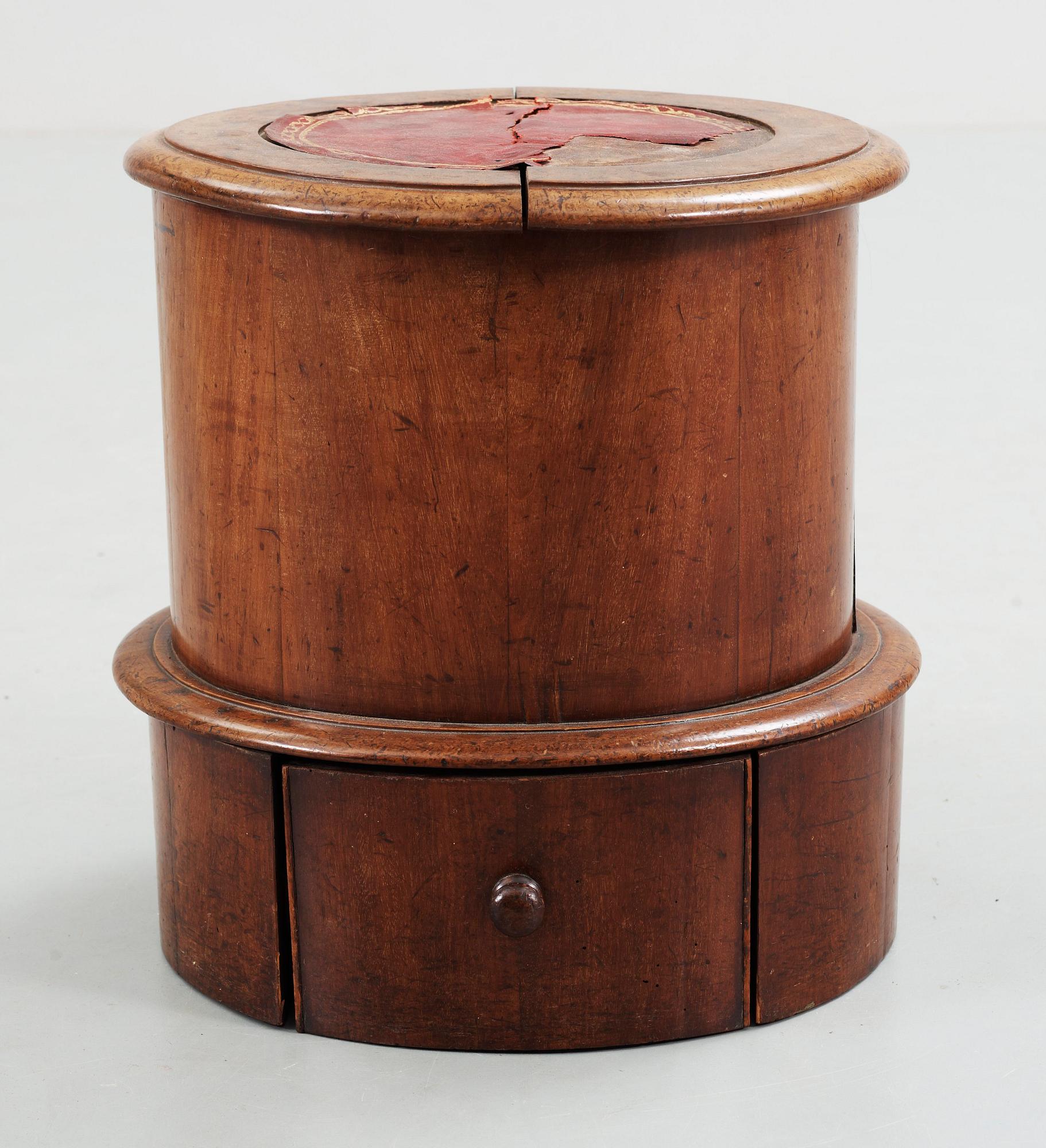 PIEDESTAL MED TRAPPSTEG, England 1800-tal.