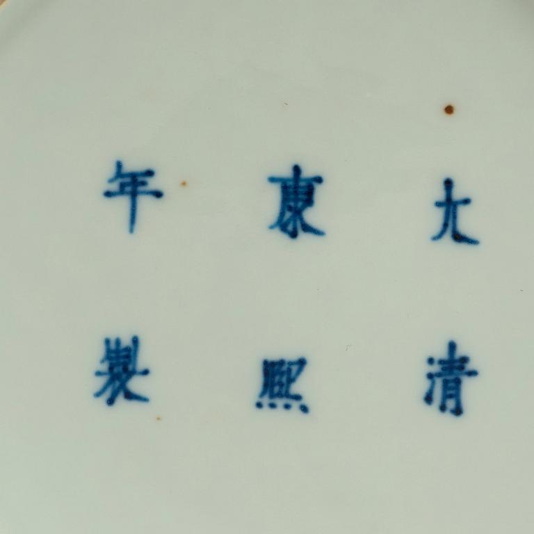 PENSELBAD, porslin. Qing dynastin (1644-1912), med Kangxi sex karakärers märke.