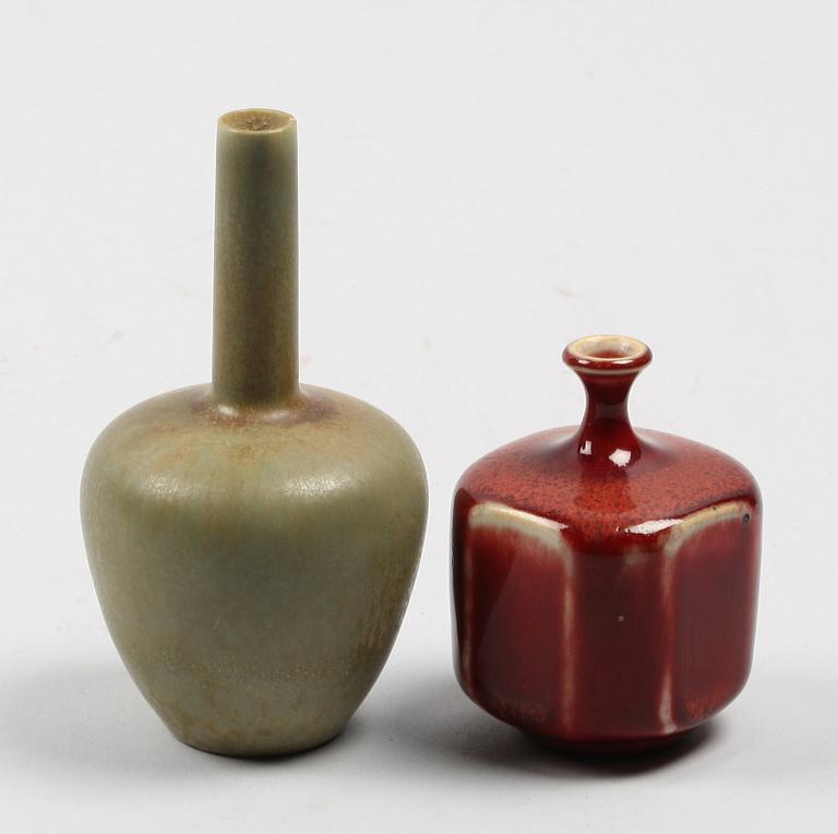 MINIATYRER, 2 st. Stengods. Rolf Palm, Mölle resp Carl-Harry Stålhane, Rörstrand.