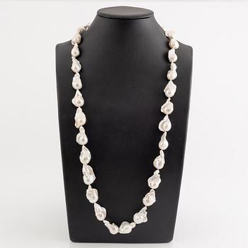 Pärlcollier, med odlade barockformade sötvattenspärlor.