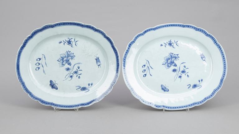 KAROTTER ETT PAR, & STEKFAT 2 st, porslin, Qingdynastin, Kina, 1700-tal till tidigt 1800-tal.