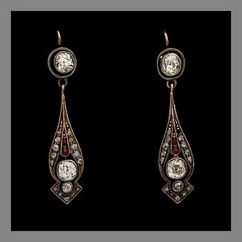 A PAIR OF EARRINGS, 14K (56) gold, diamonds and garnets. Russian hallmarks, turn of the century 1800/1900. Weight 5,5 g.