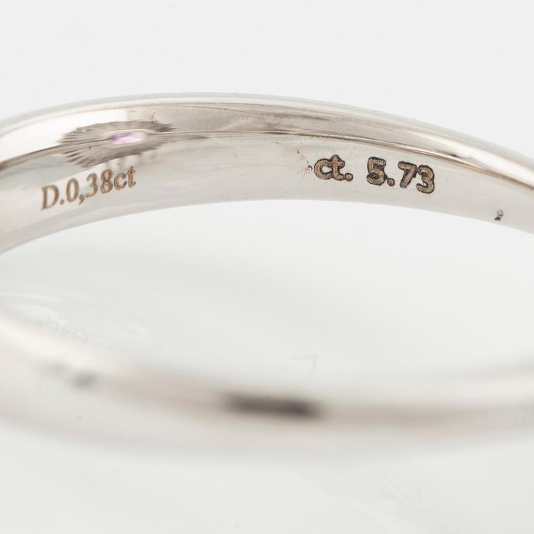 Ring 18K guld med en fasettslipad kunzit och runda briljantslipade diamanter.