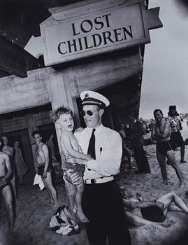 Weegee, "Park Department attendant with lost child, Coney Island, Brooklyn, New York, 9 Juni, 1941".