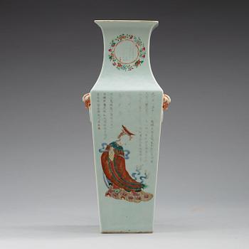 A famille rose vase, late Qing dynasty (1644-1912).