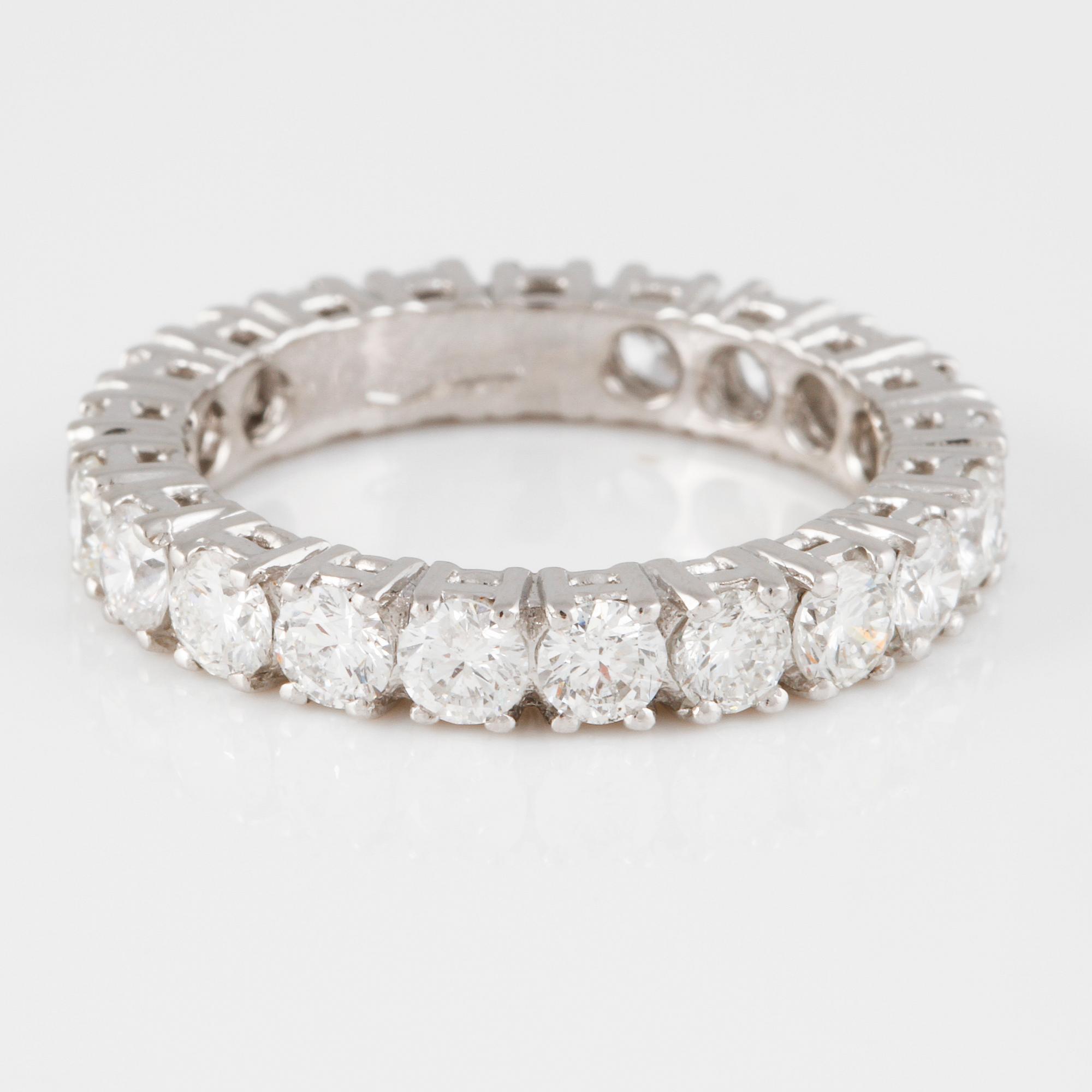 RING, 18K vitguld med 21 briljantslipade diamanter ca 2.35 ct. Vikt 3,7 gram.