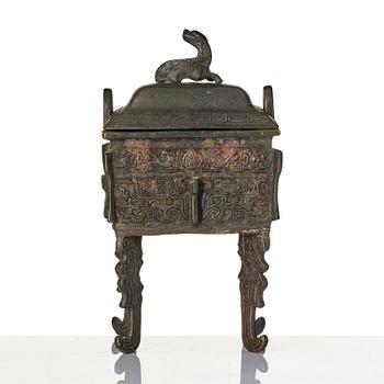 An archaistic bronze censer, Qing dynasty.