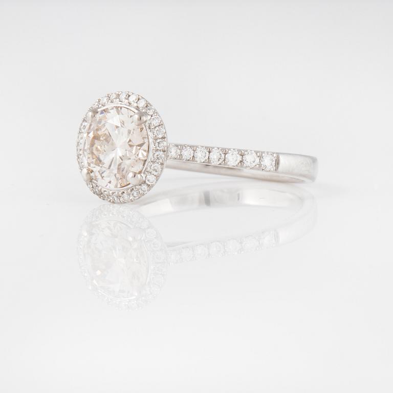 RING, med briljantslipad diamant 1.35 ct samt små briljantslipade diamanter.