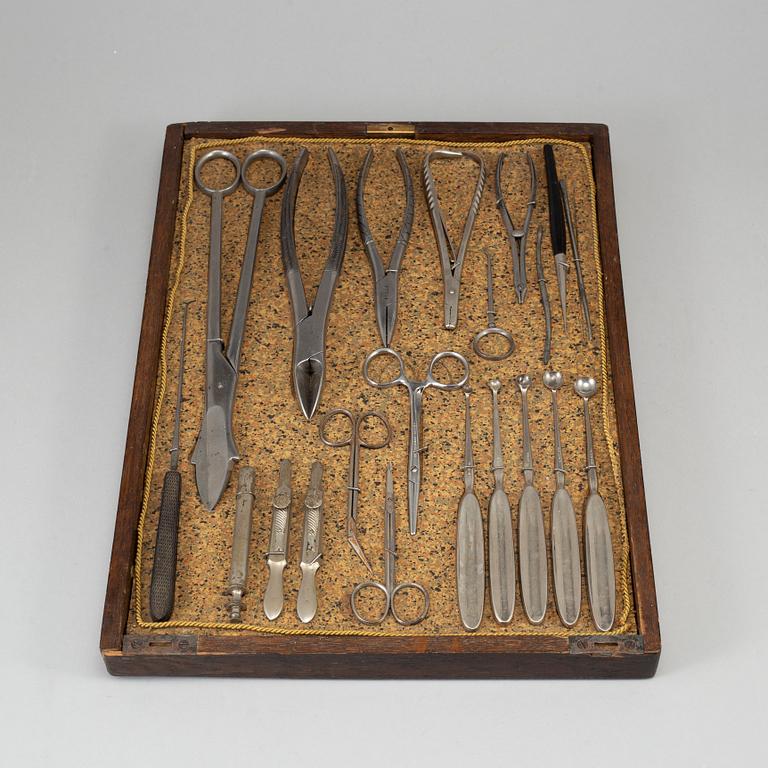 LÄKARINSTRUMENT, ca 40 delar, i schatull av ek. Omkring år 1900.