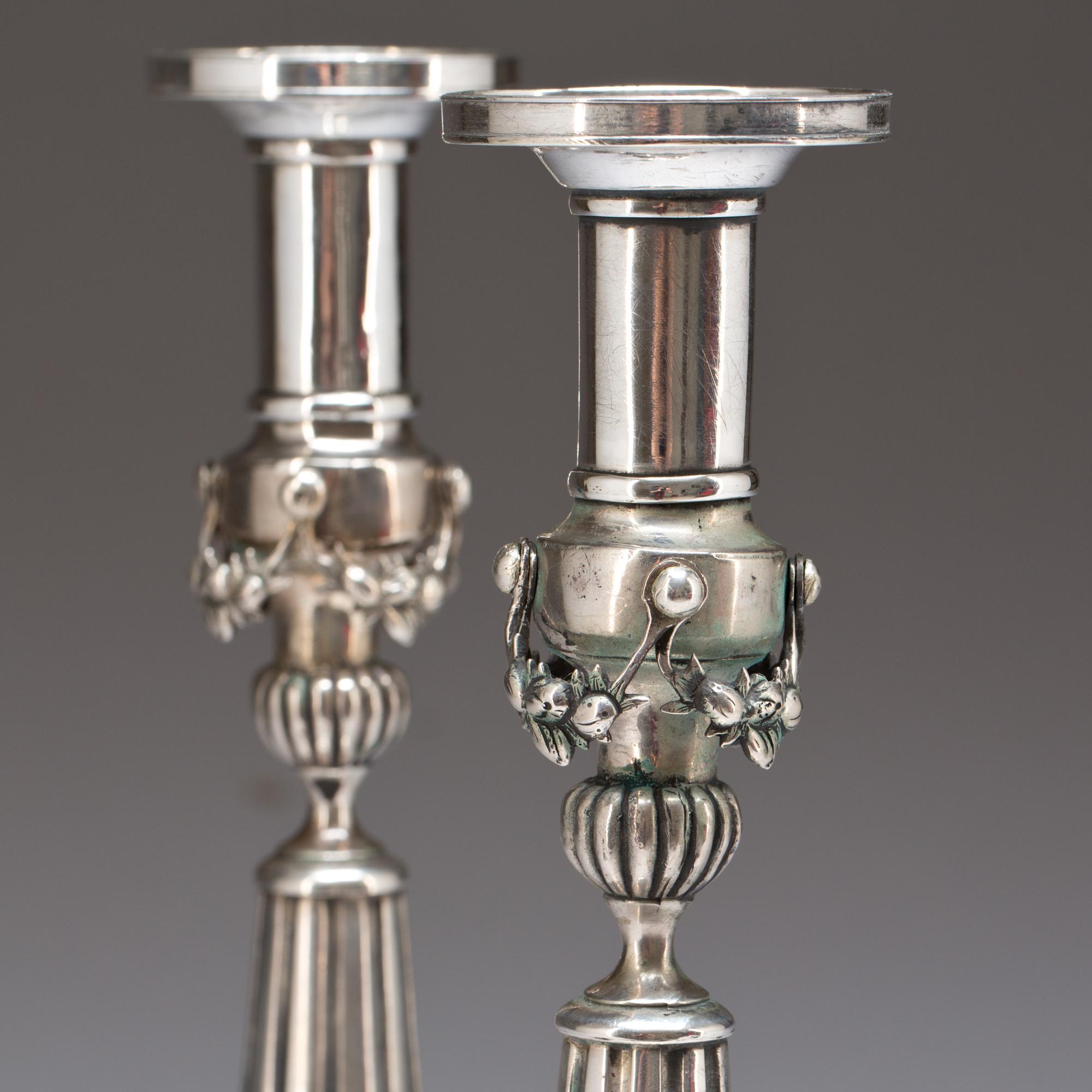 LJUSSTAKAR, ett par, silver, Gotthelf Moritz Hauptvogel, Dresden 1795? Vikt ca 640g.