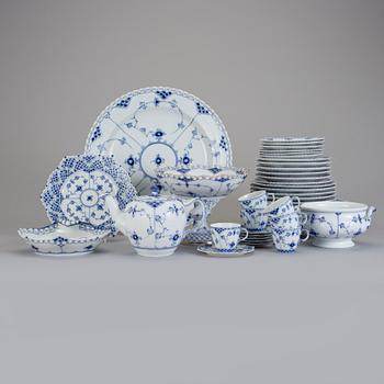 SERVISDELAR, 33 stycken, porslin, "Musselmalet", Royal Copenhagen.