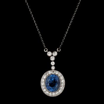 1279. A blue sapphire and brilliant cut diamond pendant, tot. app. 1.40 cts. Early 20th century.