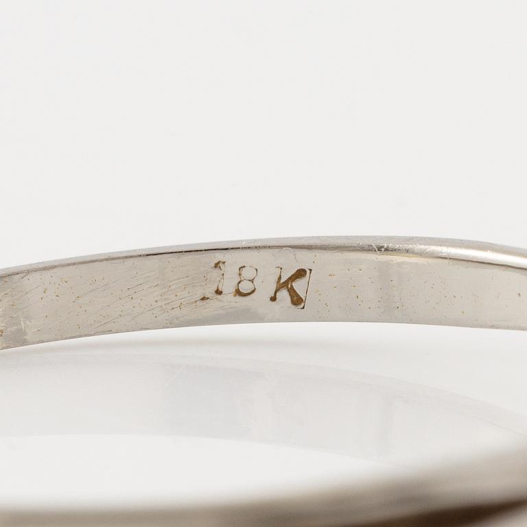 Ring 18K vitguld med briljantslipad diamant.