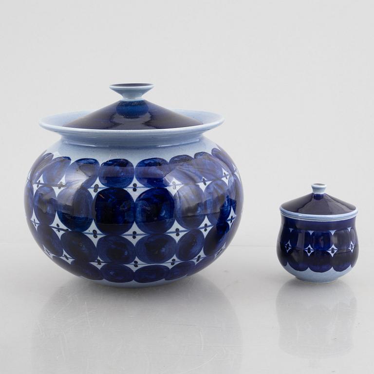 Lisa Larson, vaser, 2 st och skålar, ett par samt terrin med lock och skål med lock, stengods, Gustavsberg.