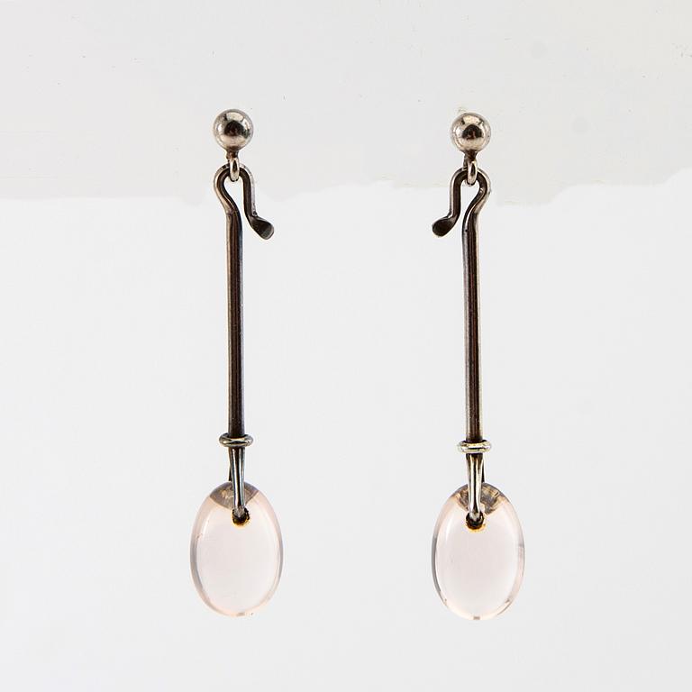 Vivianna Torun Bülow-Hübe, örhängen, ett par, samt hänge, silver med kvartz, för Georg Jensen.