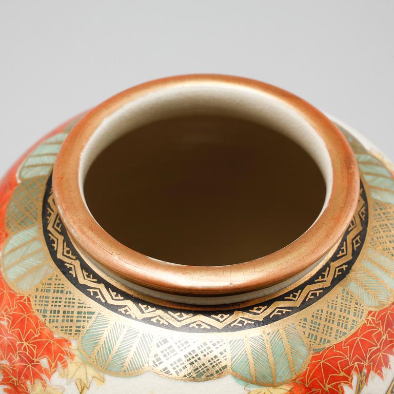 A pair of japanese vases, first half of the 20th century.