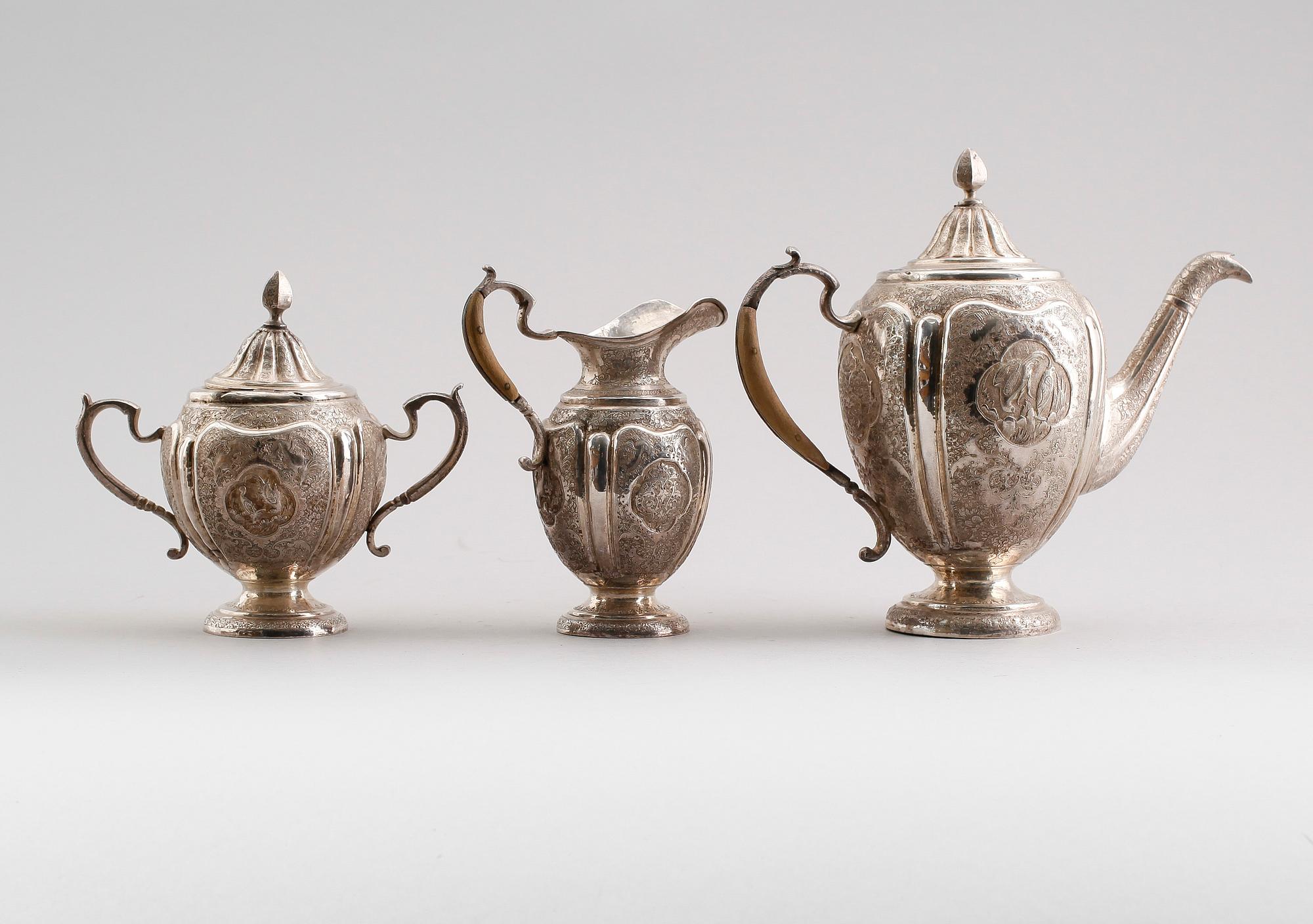 KAFFESERVIS, 3 delar, silver, orientalisk, 1900-talets första hälft. Vikt ca 1233 gram.