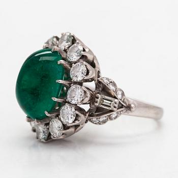 Sormus, platinaa, ovaali cabochon-hiottu smaragdi n. 8.50 ct, sekä timantteja yhteensä 2.84 ct todistuksen mukaan.