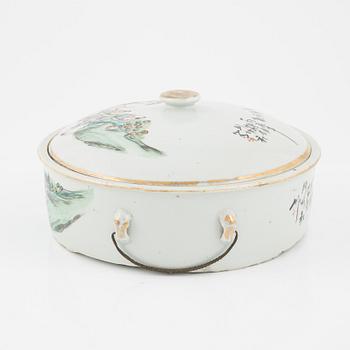 A Chinese tureen with cover, 20th Century.