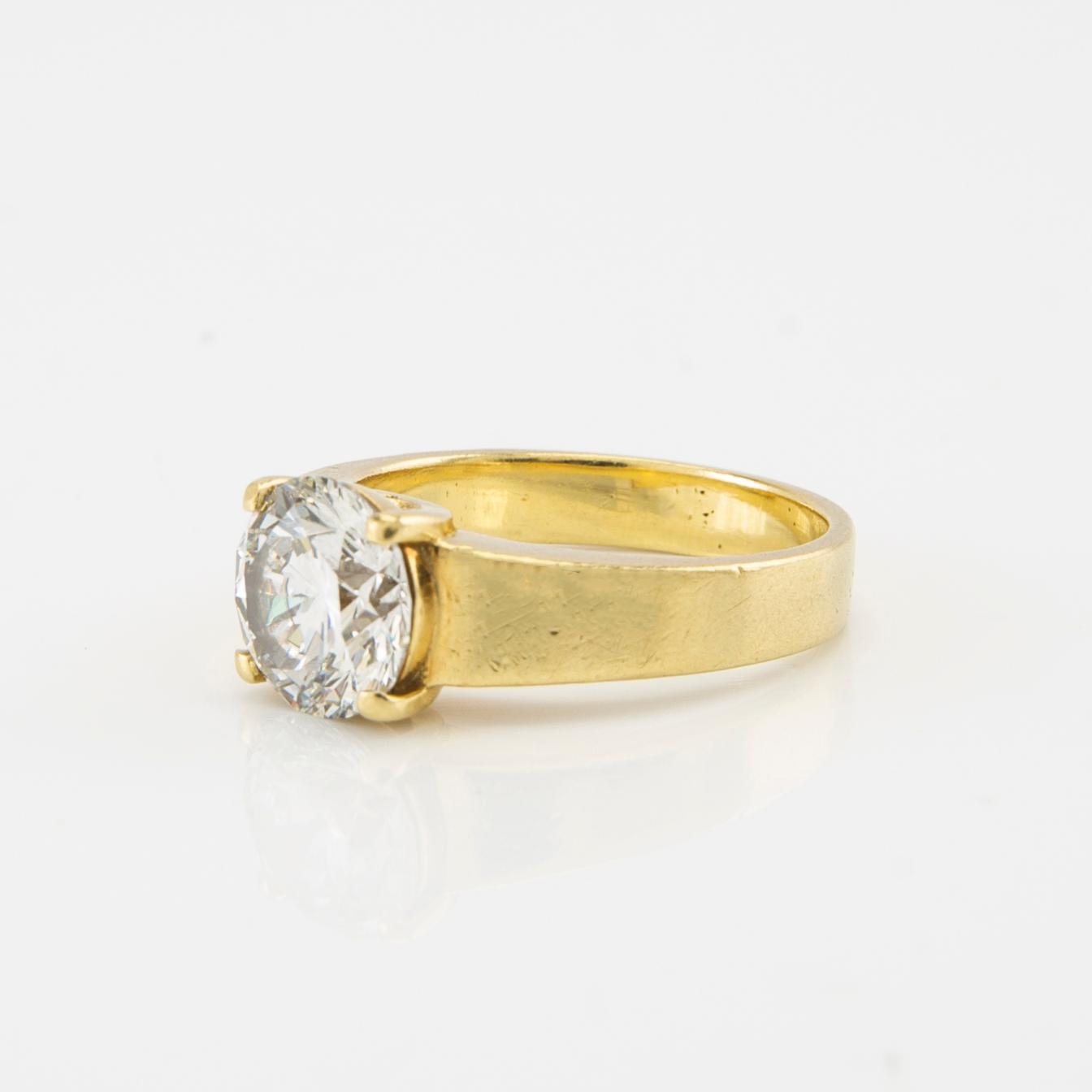 An 18K gold solitaire ring set with an approx. 2.14 ct round brilliant-cut diamond.