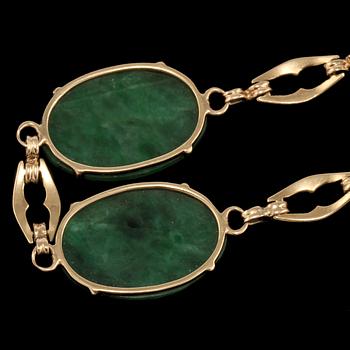 ARMBAND, 14k guld med skuren nefrit, omkring 1900-talets mitt. Vikt 7 g.