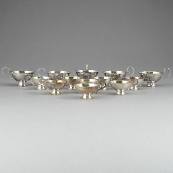 PUNSCHKOPPAR, 13 st, silver, CG Hallberg, Stockholm samt K&EC, Göteborg, omkring 1900-talets mitt. Tot vikt ca 349 gram.