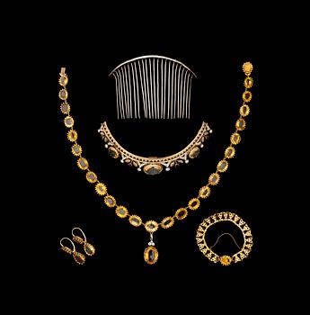 GARNITYR, 3 delar, diadem, collier samt örhängen, guld med citriner samt gammalslipade diamanter. 1800-tal.
