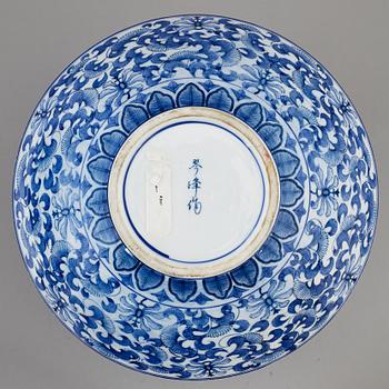 A large Japanese blue and white vase, 20th century.