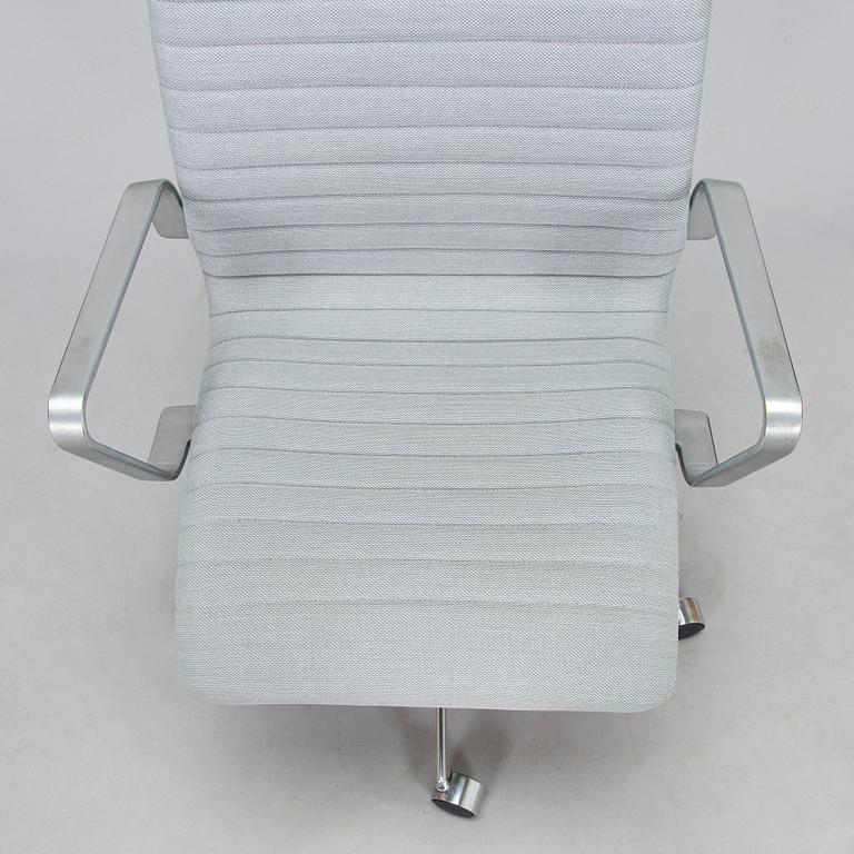 Arne Jacobsen, A 21st century "Oxford Premium" office chair for Fritz Hansen, Denmark.