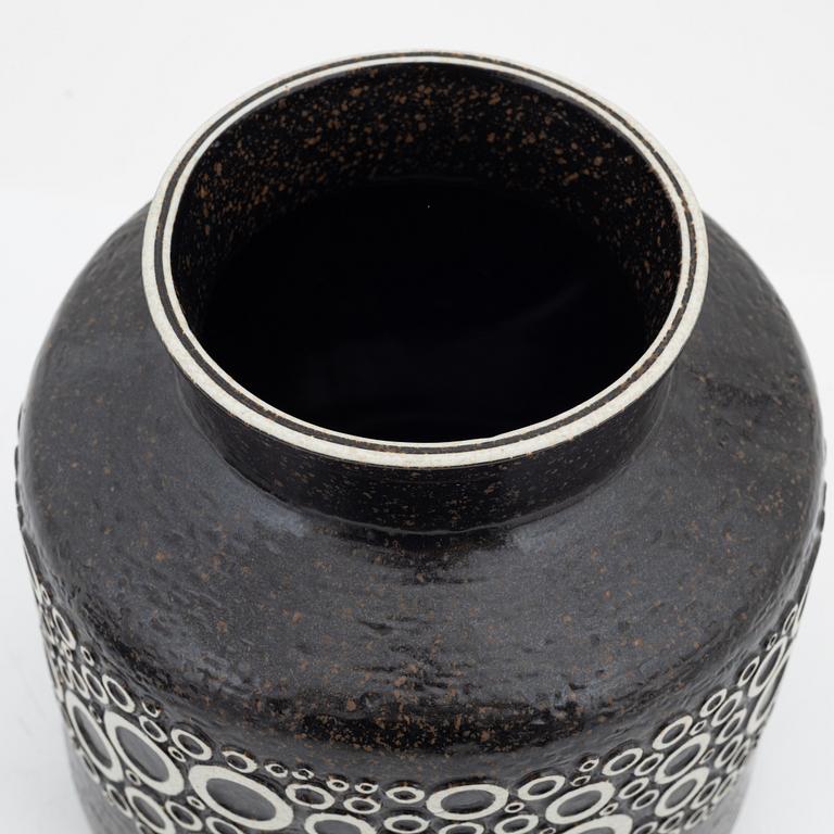 Britt-Louise Sundell, vas samt två fat, stengods, Gustavsberg, 1960/70-tal.