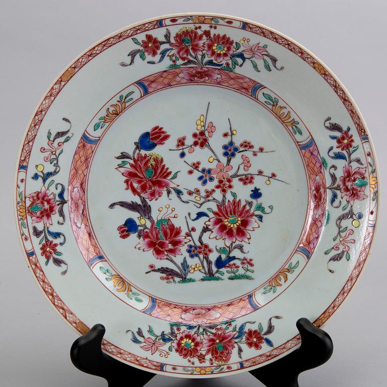 Fat samt tallrikar 2 st Kina Qianlong (1736-95) porslin.