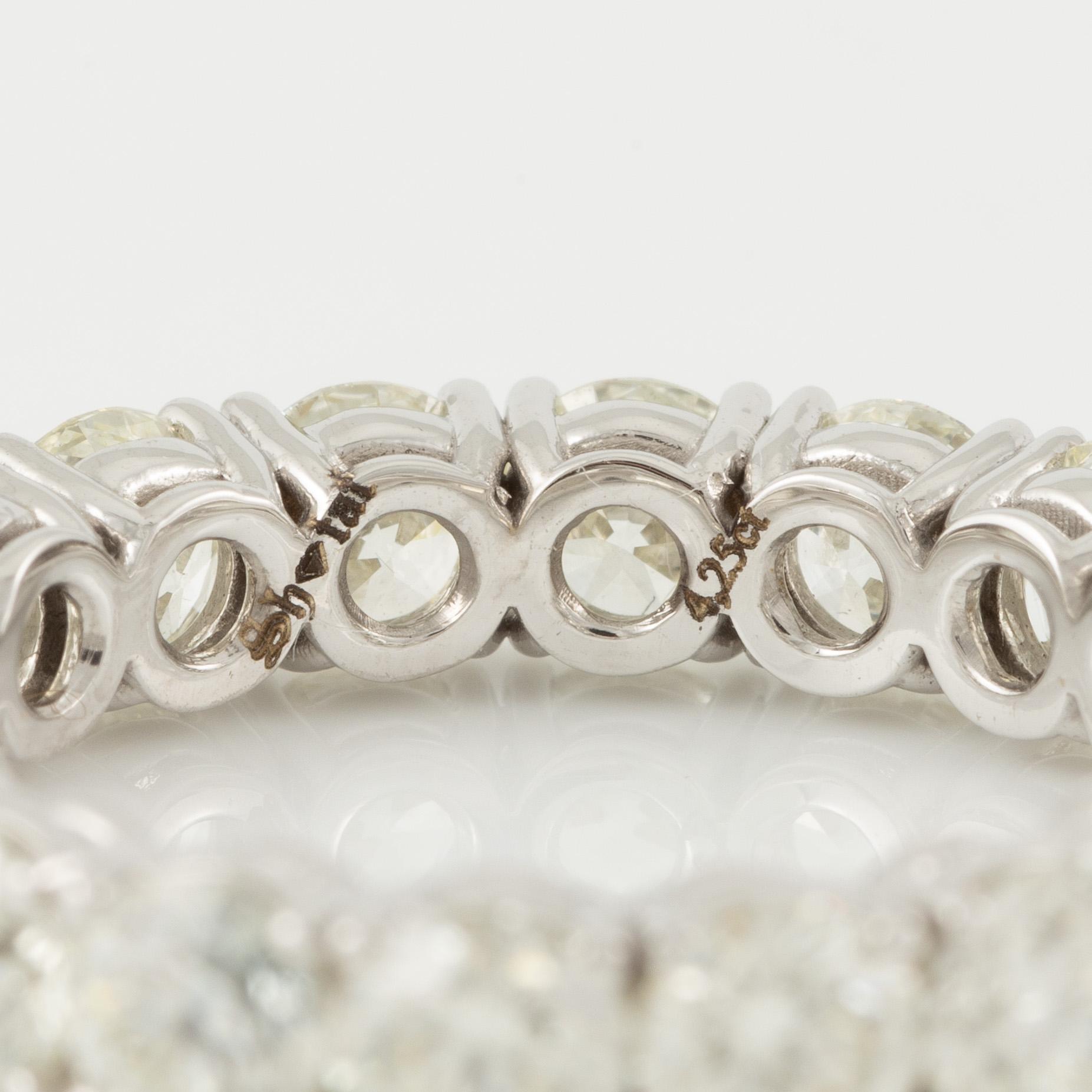 Ring, full eternity, 18K white gold set with brilliant-cut diamonds.