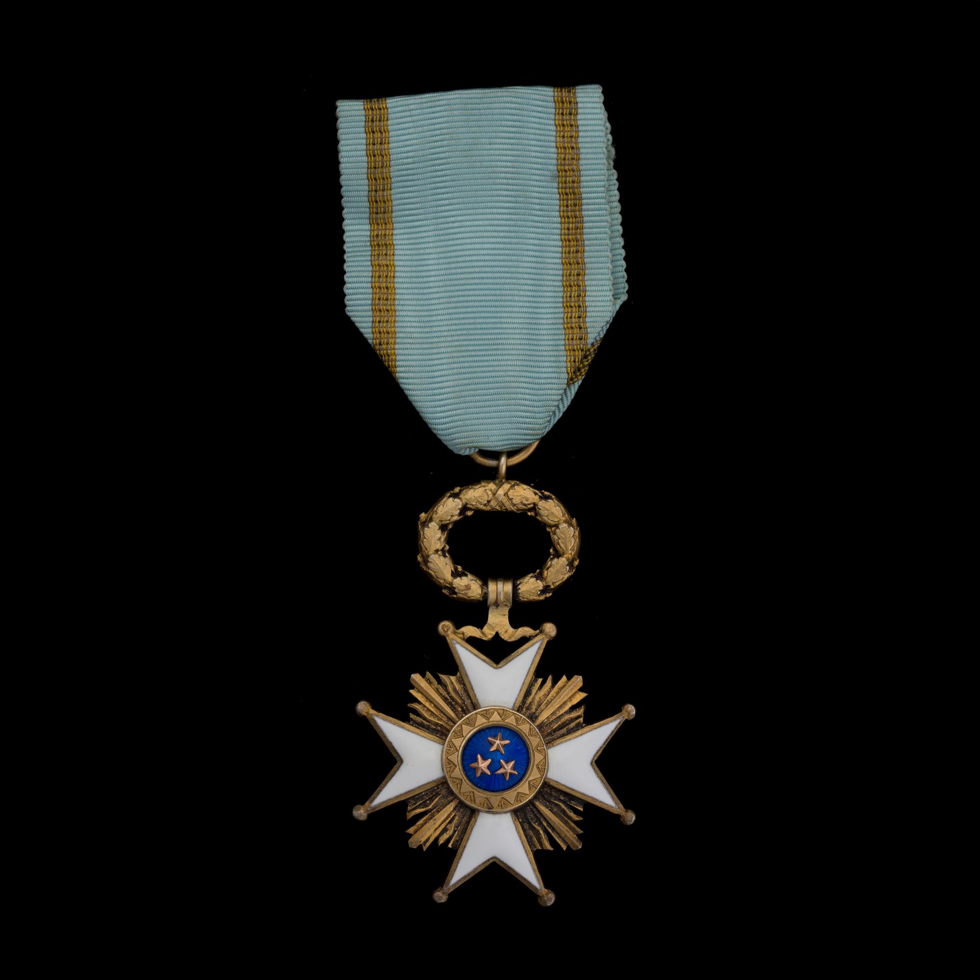 KUNNIAMERKKI, Kolmen Tähden ritarikunta, ritarimerkki, kullattua hopeaa. Latvia 1924-30-luku.