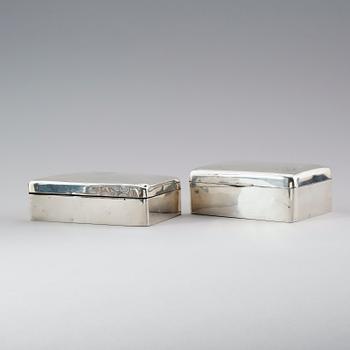 CIGARETTSKRIN, 2 st, silver, England, 1900-talets första hälft. Vikt med inredning ca 890 gram.
