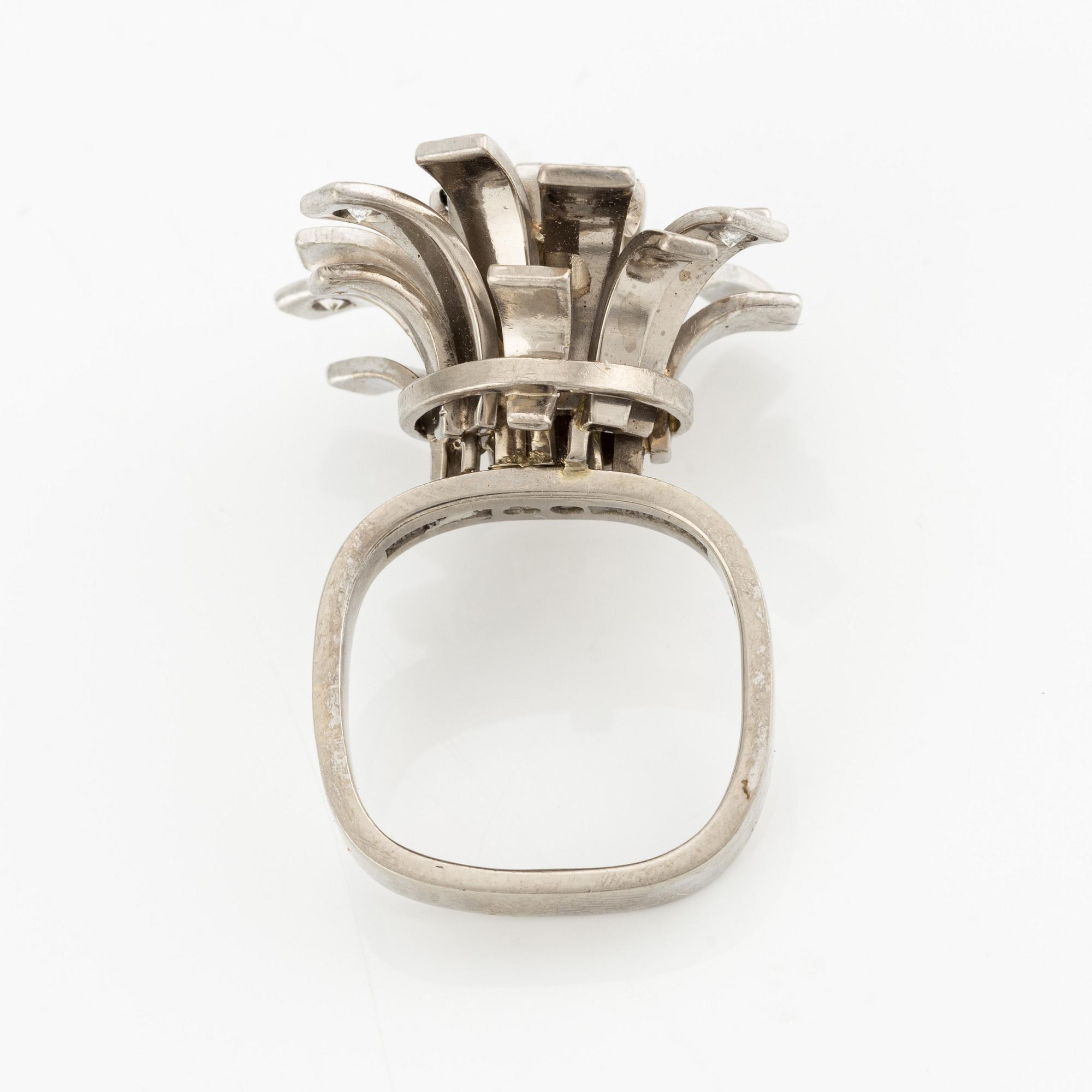 Claës E. Giertta, a ring 18K white gold with sapphire and brilliant-cut diamonds, Stockholm 1977.