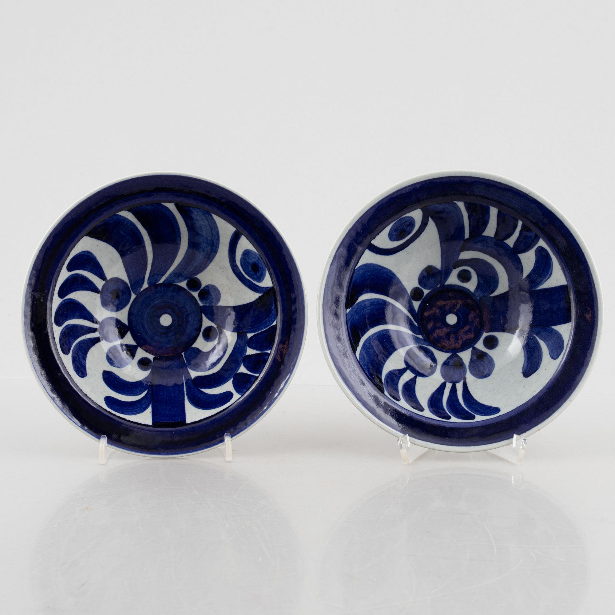 Lisa Larson, vaser, 2 st och skålar, ett par samt terrin med lock och skål med lock, stengods, Gustavsberg.