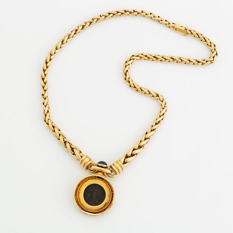 Collier 18K guld med ett mynt, en safir, en rubin och runda briljantslipade diamanter.