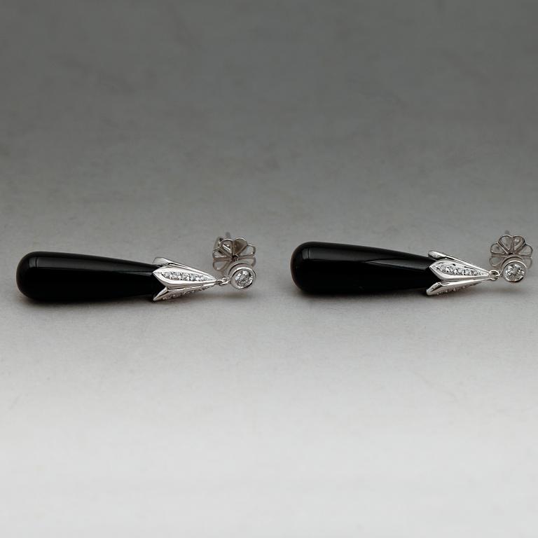 ÖRHÄNGEN, 1 par, 18 k vitguld, svarta agater ca 27,0 ct samt briljanter tot ca 0,36 ct.