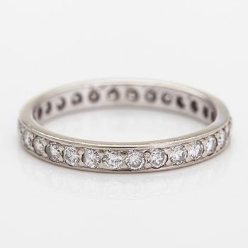 Ring, alliansring, 18K vitguld med briljantslipade diamanter totalt ca 0.60 ct.