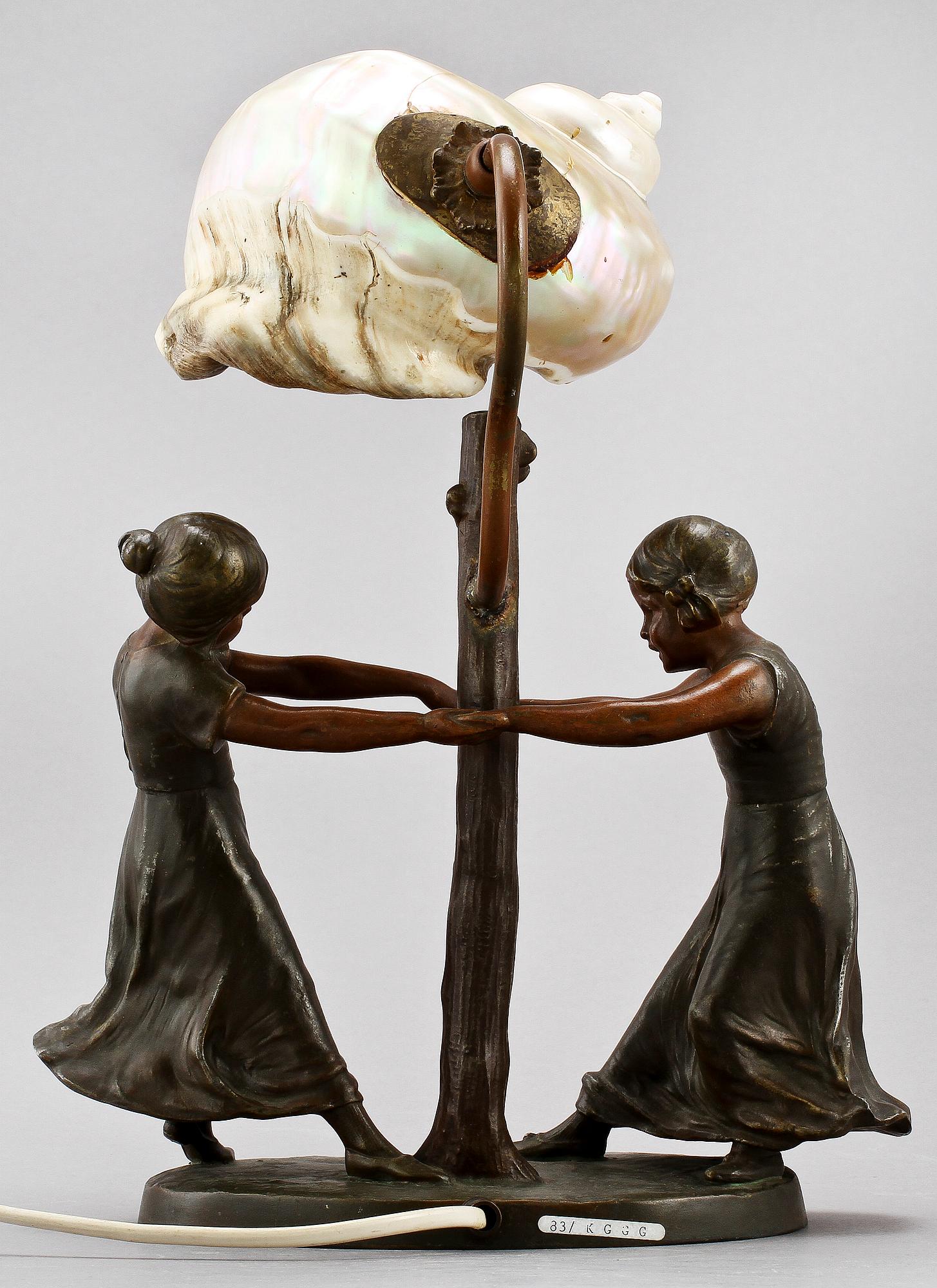 BORDSLAMPA, metall, 1900-talets första hälft.