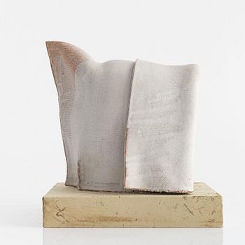 Hertha Hillfon, skulptur, lergods, "Hätta", signerad Hillfon.